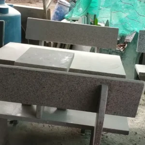Mẫu H3 là ghế đá hoa cương nguyên khối với gam màu xám trắng hiện đại, tạo cảm giác sạch sẽ và tinh tế cho không gian. Sản phẩm được chế tác từ đá tự nhiên chắc chắn, bề mặt xử lý nhẵn mịn, chống thấm và chịu được điều kiện thời tiết khắc nghiệt. Thiết kế tối giản giúp dễ dàng kết hợp với nhiều kiểu cảnh quan như sân vườn, công viên hay khu vực nghỉ chân ngoài trời, vừa đảm bảo độ bền vừa giữ được giá trị thẩm mỹ lâu dài.